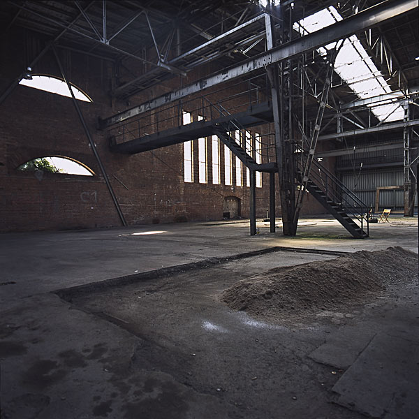 rheinstahlhalle/theaterhaus – lichträume nach tagelangem regen durch die defekten jetdächer – 2000 – fotografie von Ulli Ayadi